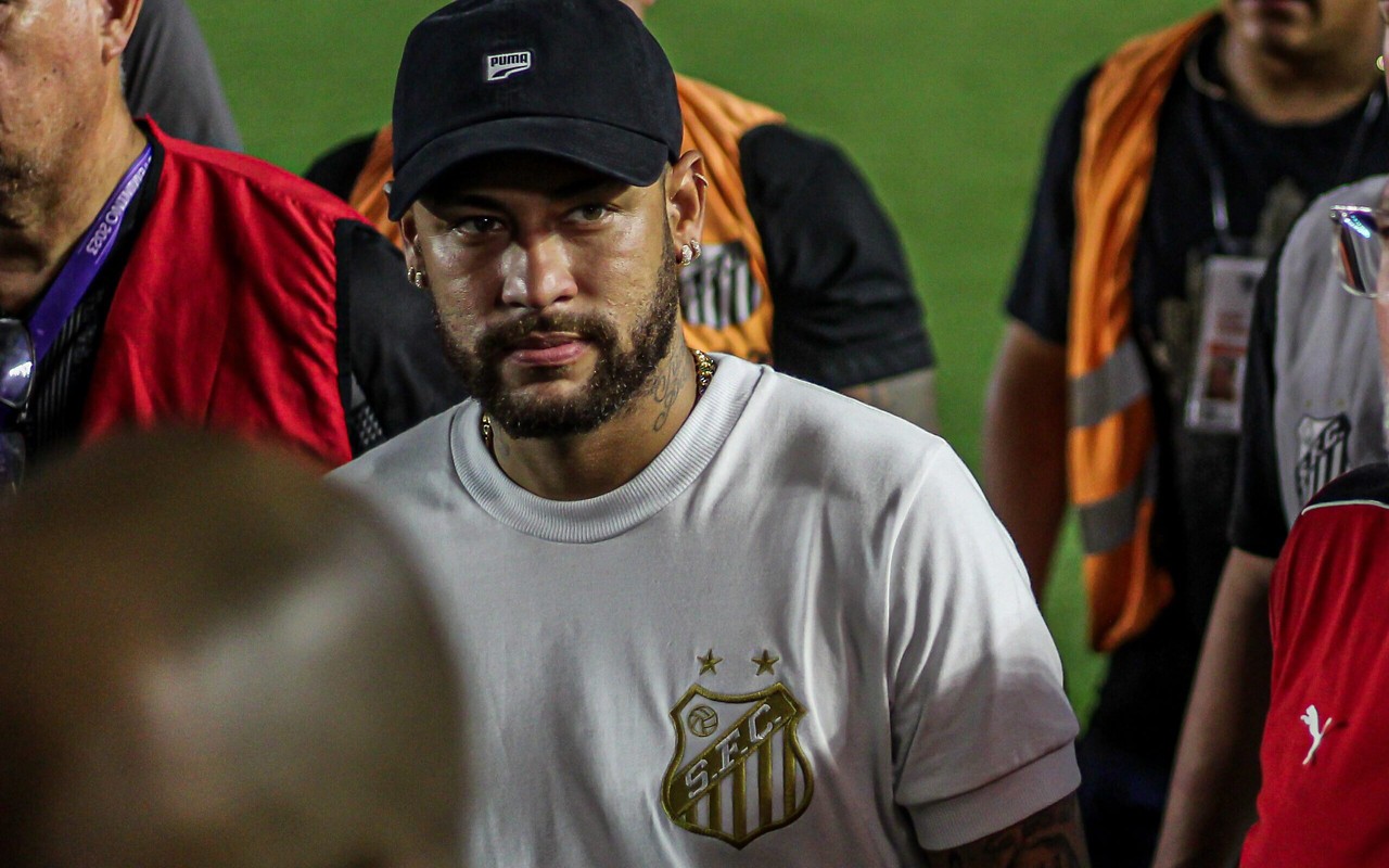 Neymar na Vila Belmiro durante jogo do Santos em 2024. (Foto: Reinaldo Campos/AGIF)