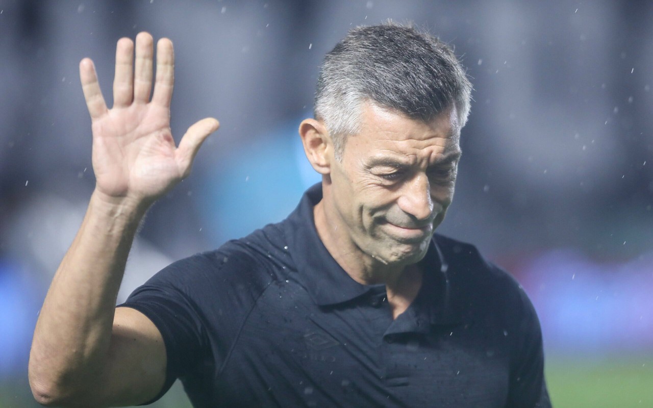 Pedro Caixinha comanda o Santos em duelo contra o São Paulo, no Paulistão (Foto: Reinaldo Campos/AGIF)