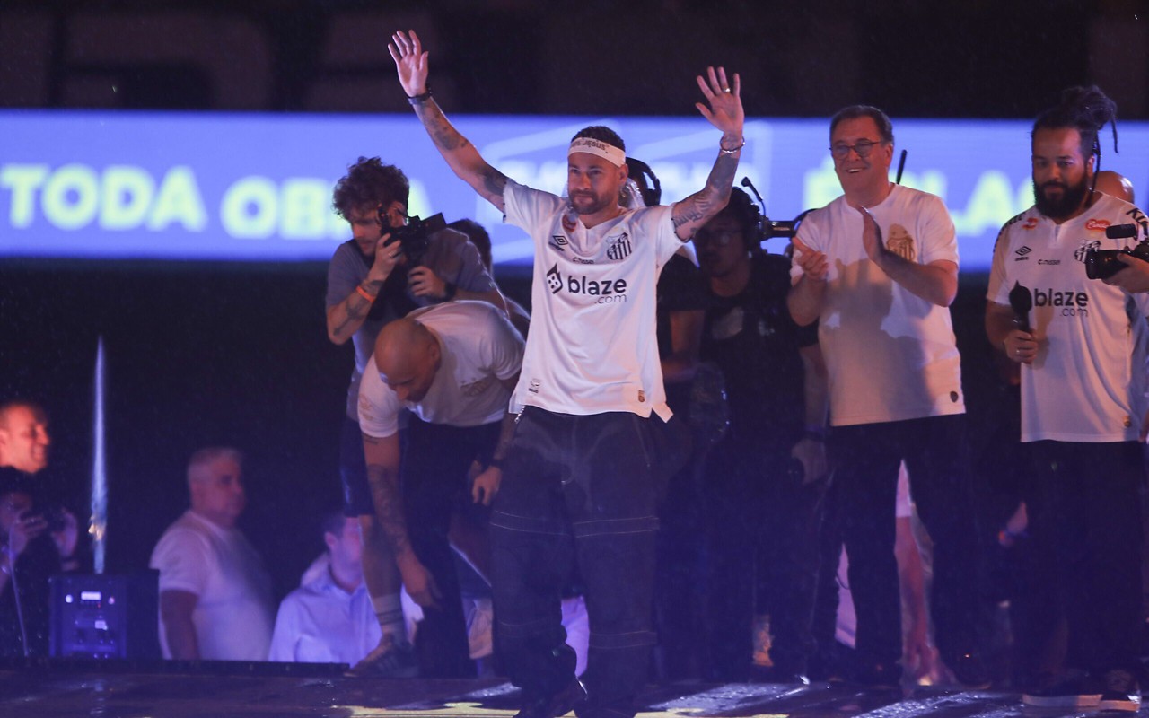 Neymar teve seu encontro com a torcida na última sexta-feira na Vila Belmiro