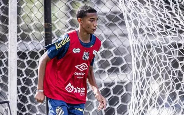 Juninho, filho do ex-atacante Robinho, treinou com os profissionais nesta segunda-feira (Foto: Raul Barleta/Santos FC)