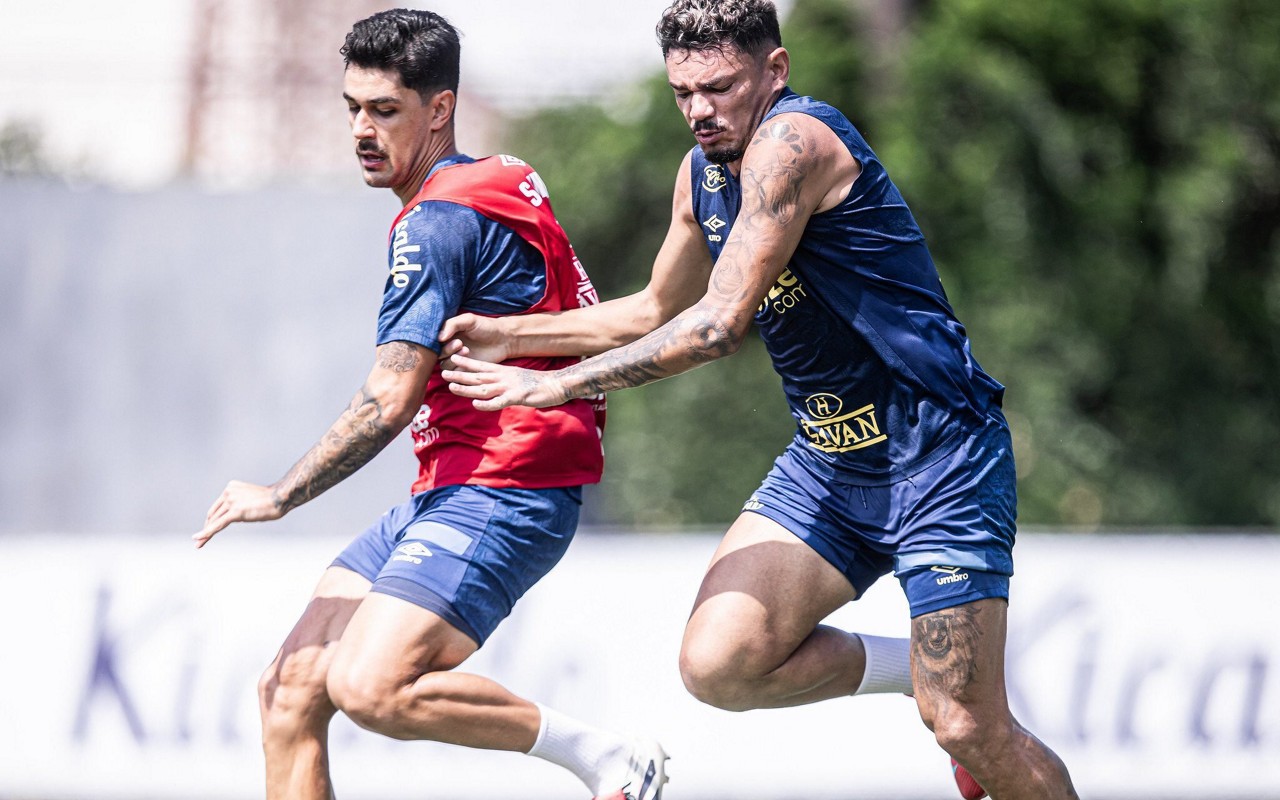 Tiquinho e João Basso durante treinamento no CT Rei Pelé, em Santos. (Foto: Raul Baretta/ Santos FC)