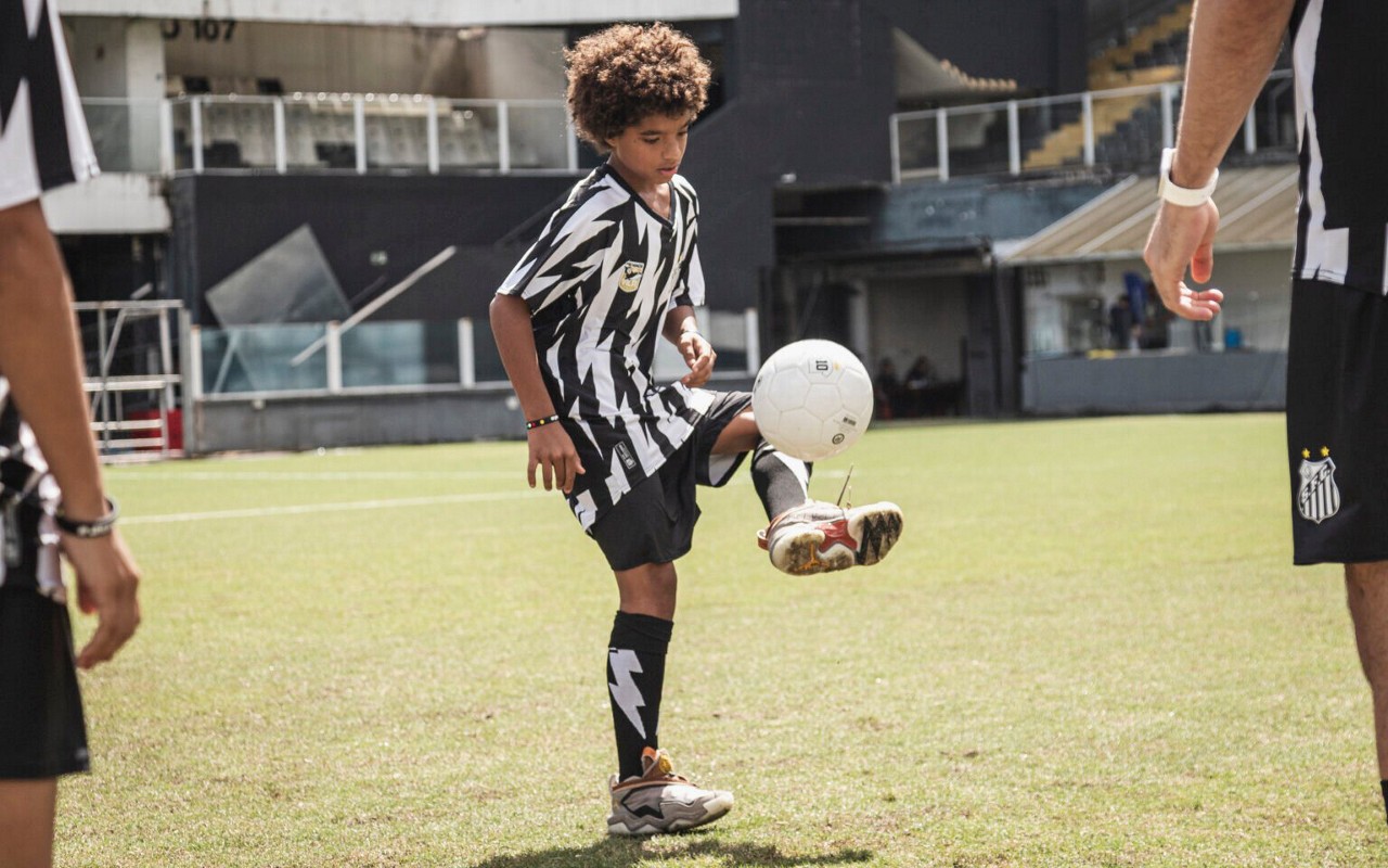 Kauan Basile, um dos jovens mais promissores da base do Santos, participa da divulgação do novo uniforme. (Foto: Divulgação/ Santos FC)