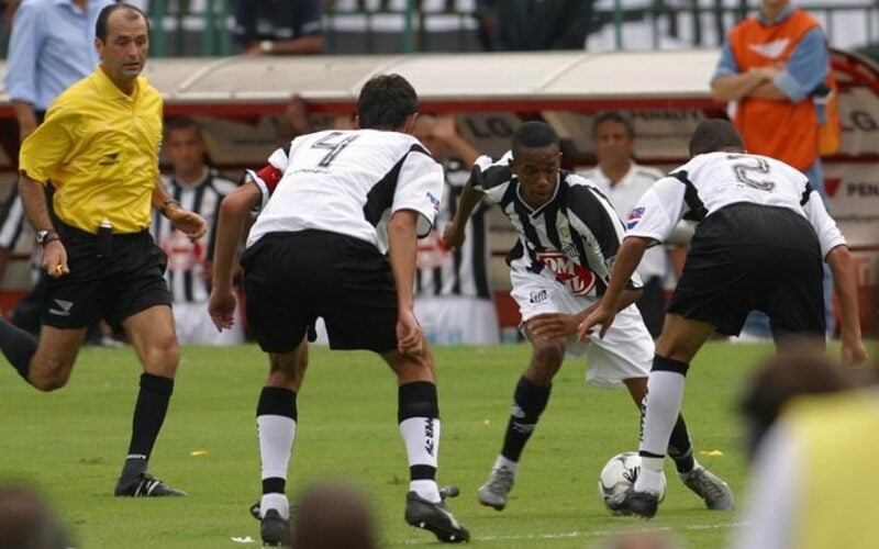 Robinho aplica as famosas oito pedaladas sobre Rogério na final do Campeonato Brasileiro de 2002, no Morumbi. (Arquivo - Lance!)