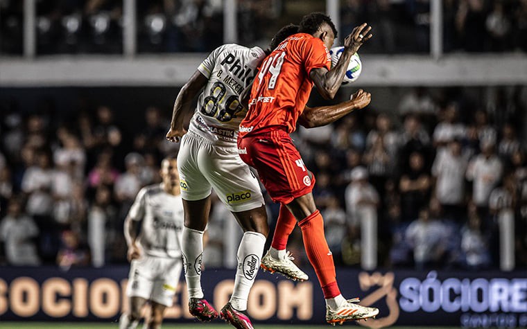 Santos e Internacional protagonizam um duelo equilibrado no Brasileirão, com leve vantagem para o Colorado no retrospecto geral. (Raul Baretta/ Santos FC)