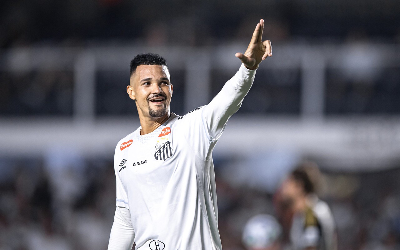 SP - SANTOS - 16/04/2025 - BRASILEIRO A 2025, SANTOS X ATLETICO-MG - Ze Ivaldo jogador do Santos comemora seu gol durante partida contra o Atletico-MG no estadio Vila Belmiro pelo campeonato Brasileiro A 2025. Foto: Abner Dourado/AGIF
