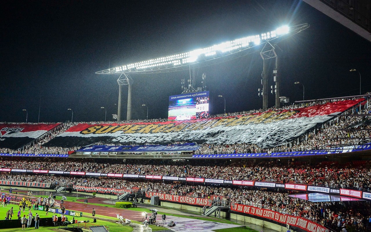 Torcida do São Paulo estende maior bandeirão do mundo (foto: Divulgação/Superbet)