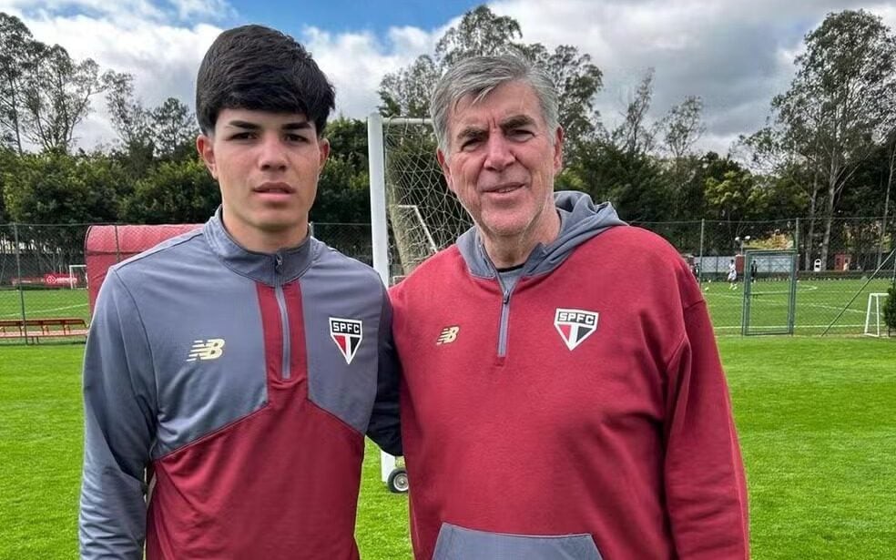 Carlos Ferreira assinou seu primeiro profissional com o Tricolor (Foto: Divulgação)