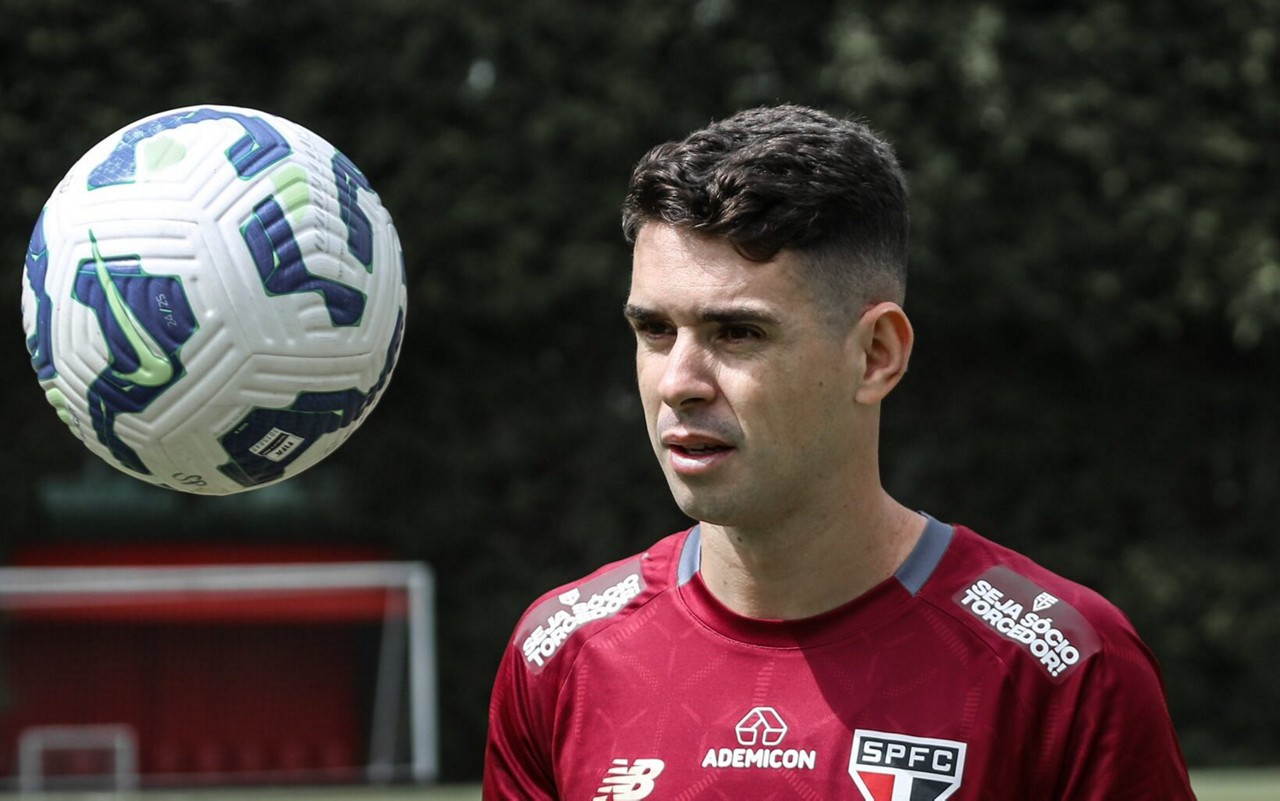 Oscar participou de atividades no gramado (Foto: Erico Leonan / São Paulo FC)