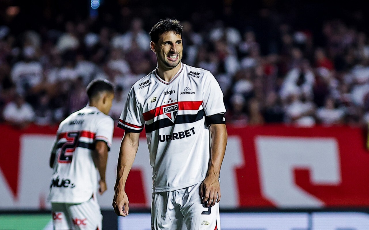 SP - SAO PAULO - 29/03/2025 - BRASILEIRO A 2025, SAO PAULO X SPORT -  Calleri jogador do Sao Paulo lamenta penalti perdido durante partida contra o Sport no estadio Morumbi pelo campeonato Brasileiro A 2025. Foto: Fabio Giannelli/AGIF