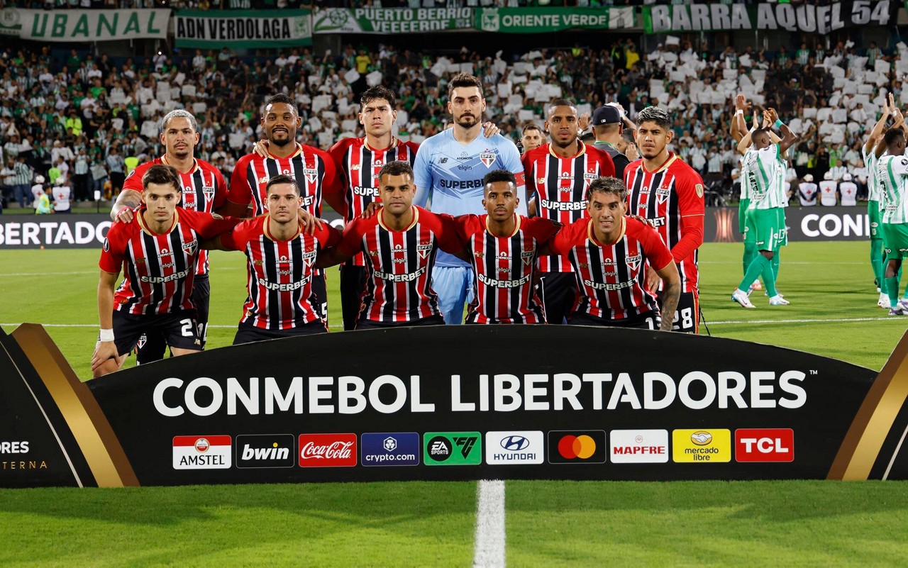 Elenco do São Paulo antes de jogo contra o Atlético Nacional, pela Libertadores. (Foto: Rubens Chiri/Saopaulofc.net)