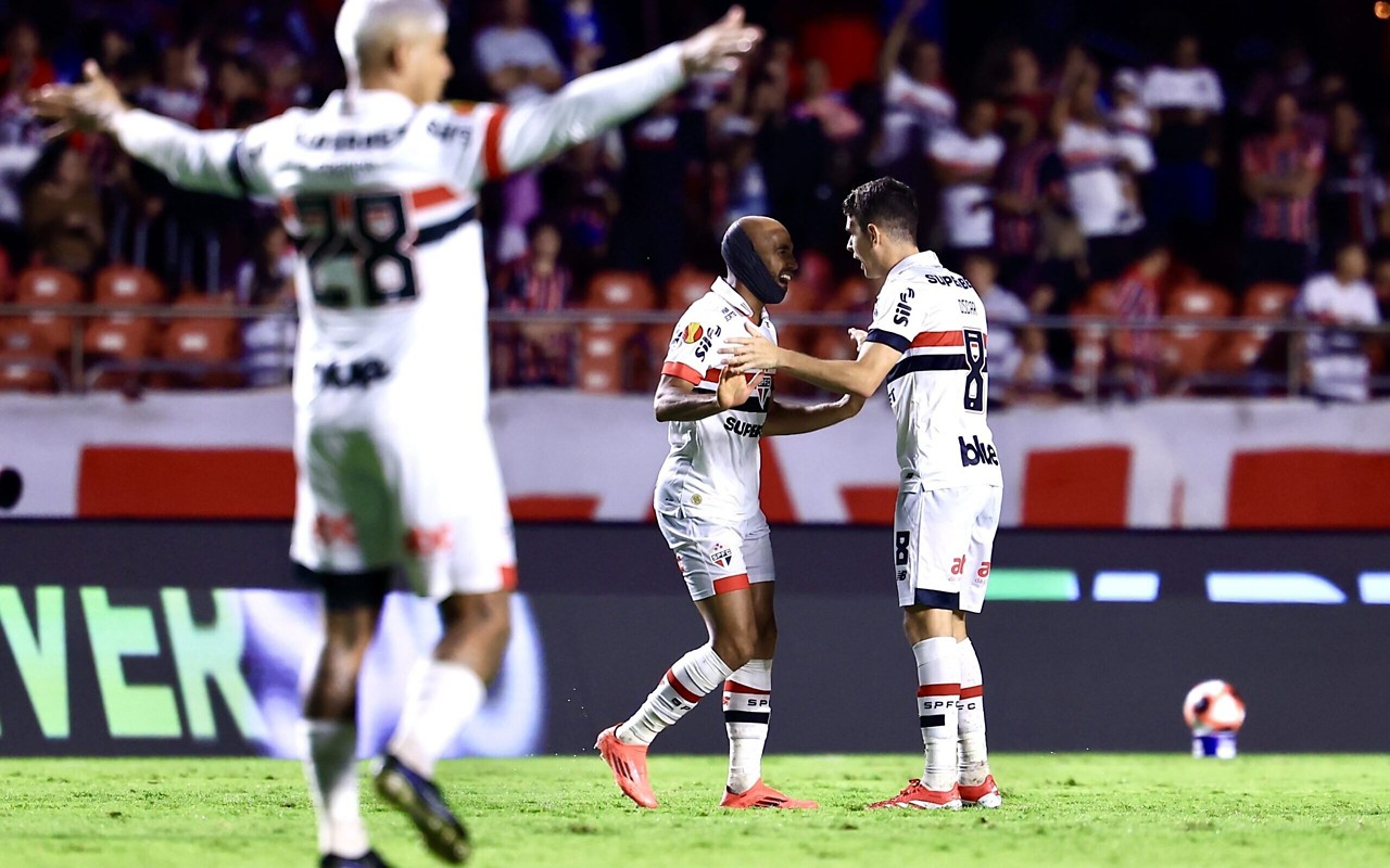 Lucas e Oscar comemoram juntos gol pelo São Paulo.