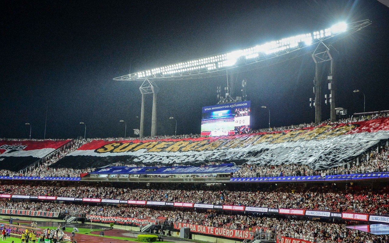 Torcida do São Paulo estende maior bandeirão do mundo (foto: Divulgação/Superbet)