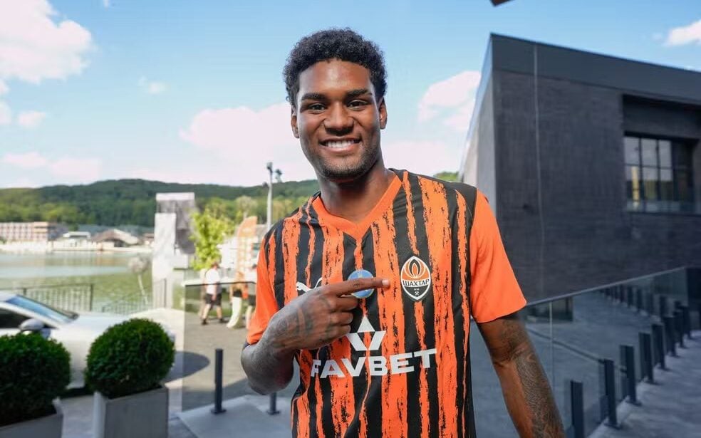 Venda de Lucas Ferreira influenciou em balanço de agosto (Foto: Divulgação/Shakhtar)
