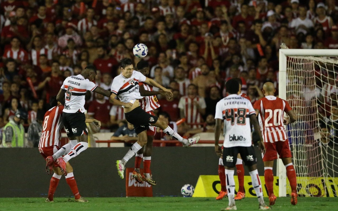 Time se classificou nos Aflitos (Foto: Marlon Costa/AGIF)