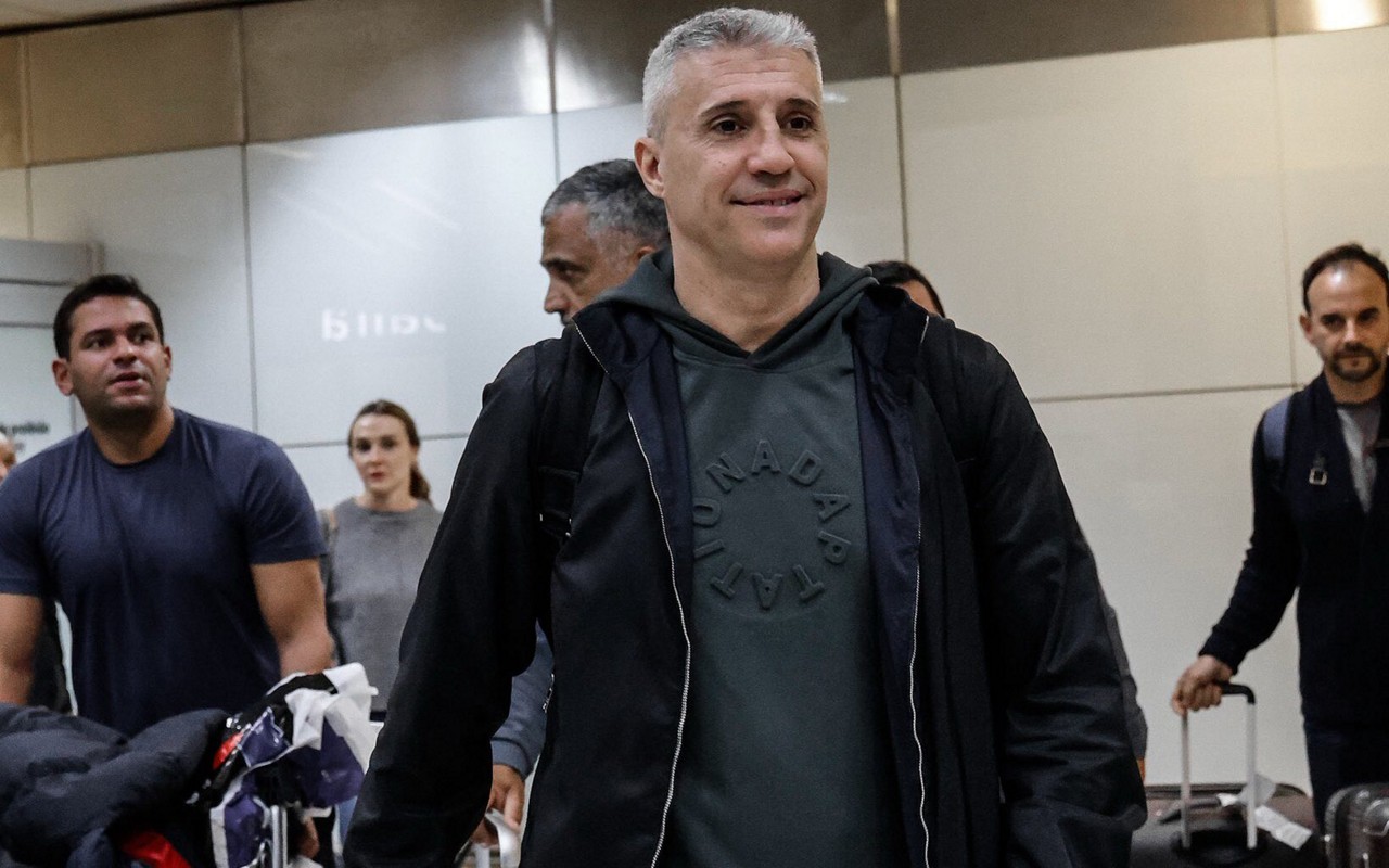 Crespo chegou em Guarulhos (Foto: Rubens Chiri / São Paulo FC)