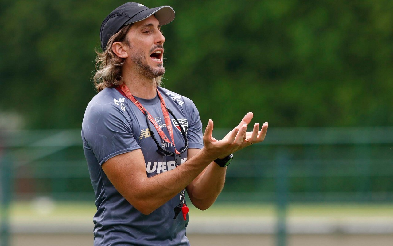 Luis Zubeldía comanda treino do São Paulo no CT da Barra Funda (Foto: Rubens Chiri / saopaulofc.net)