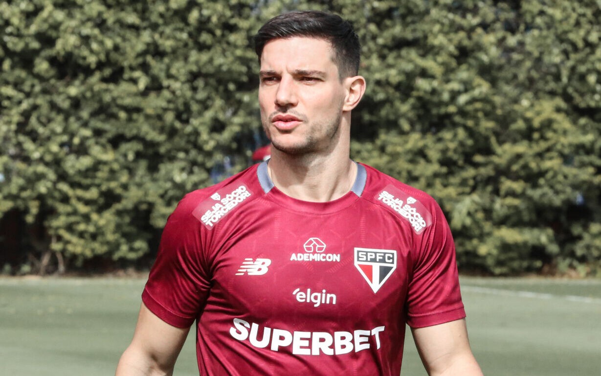 Cédric participou de aquecimento com elenco (Foto: Divulgação/ São Paulo)