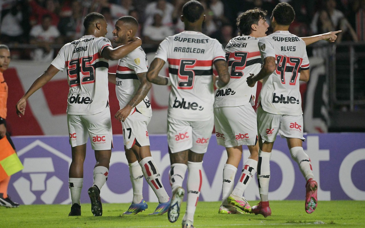 Sao Paulo's defender #35 Sabino celebrates with teammate forward #17 Andre Silva next to Ecuadorean defender #05 Robert Arboleda, Venezuelan defender #32 Nahuel Ferraresi, and midfielder #47 Matheus Alves after scoring during the Copa Libertadores group stage football match between Brazil's Sao Paulo and Argentina's Talleres at the Morumbi stadium in Sao Paulo, Brazil on May 27, 2025. (Photo by NELSON ALMEIDA / AFP)