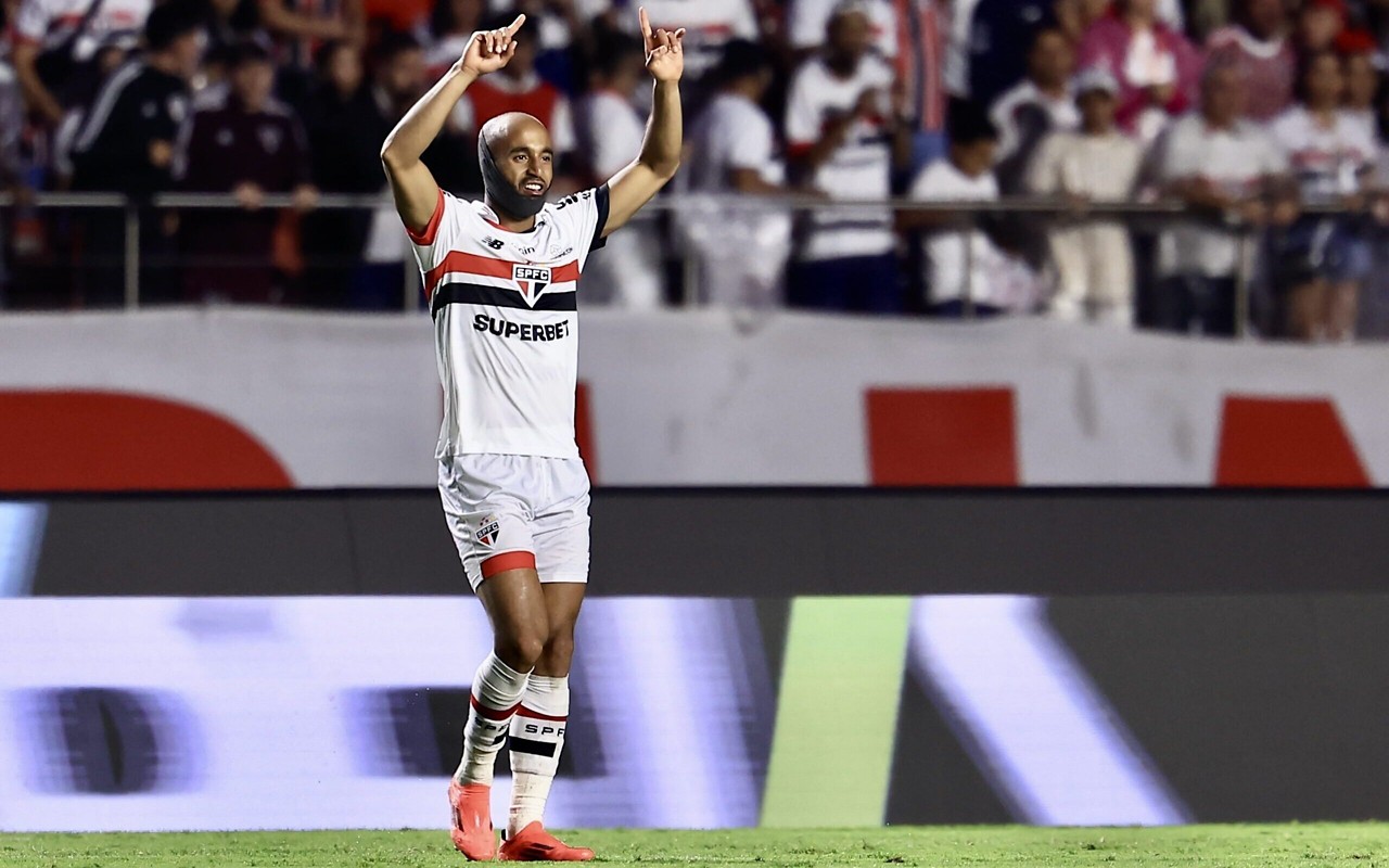 Lucas Moura foi responsável por dois na vitória do São Paulo sobre o Corinthians (Foto: Marcello Zambrana/AGIF)