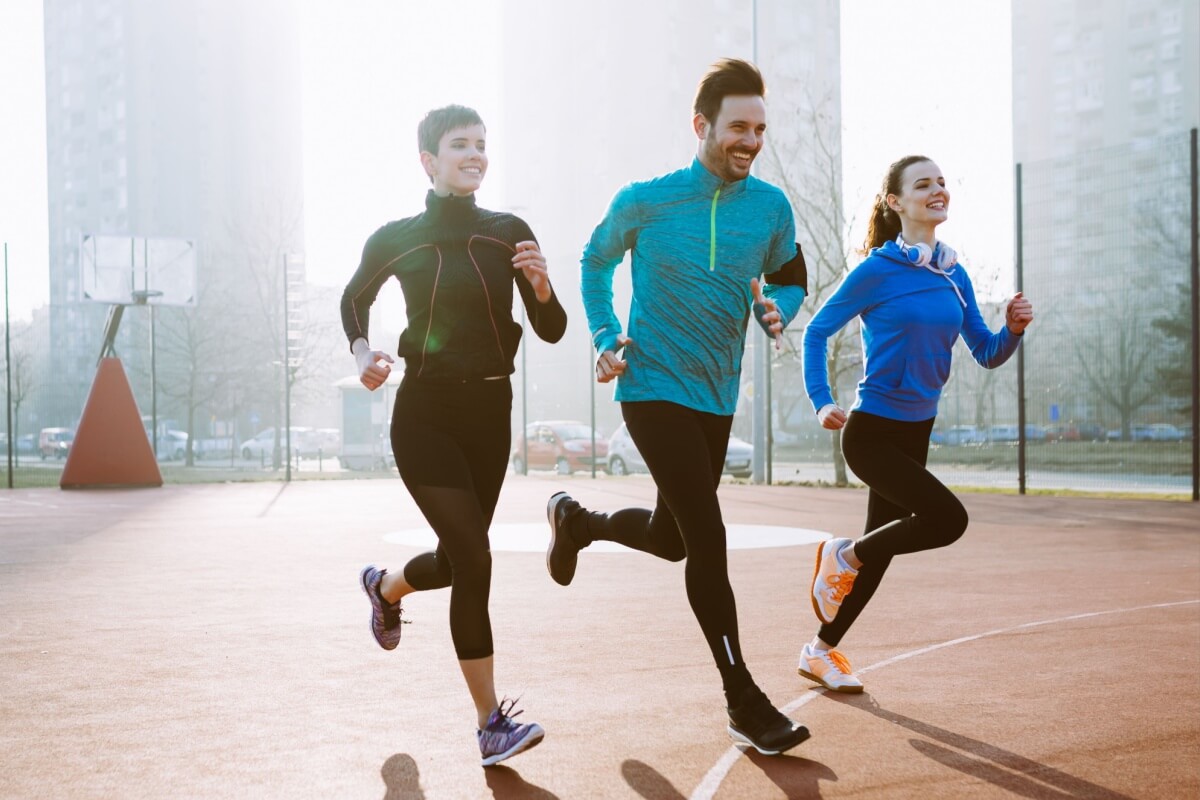 A corrida é um esporte que traz diversos benefícios para a saúde física e mental