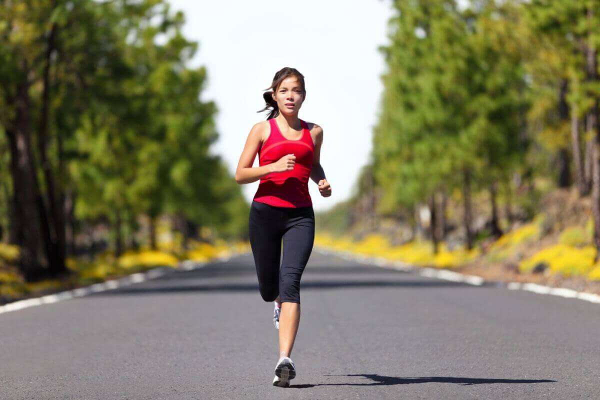 A corrida, um esporte de baixo custo, pode ser praticada em qualquer lugar e tem um impacto direto na qualidade de vida