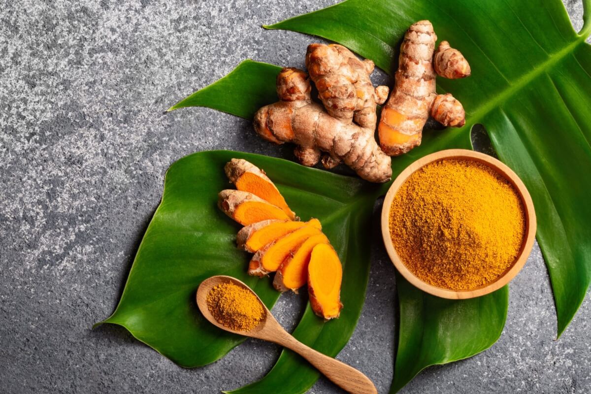 A cúrcuma, rica em curcumina, oferece propriedades antioxidantes e anti-inflamatórias