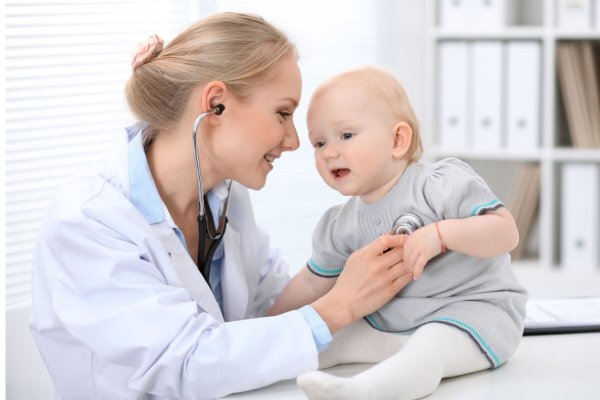 A tosse em bebês precisa de atenção para evitar complicações graves