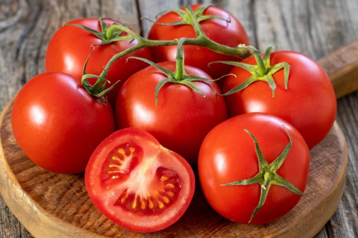 Além de ser um ingrediente clássico na culinária, o tomate pode trazer benefícios surpreendentes para o organismo