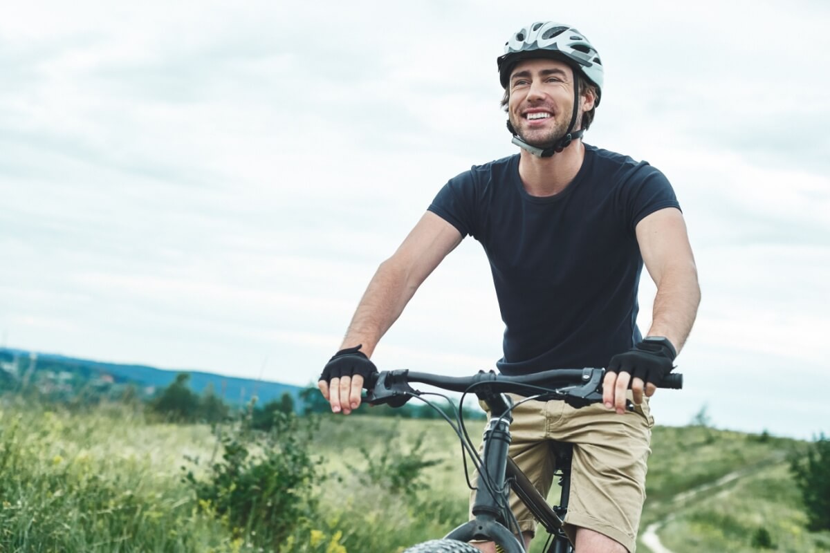 Andar de bicicleta melhora a saúde cardiovascular e ajuda a fortalecer os músculos