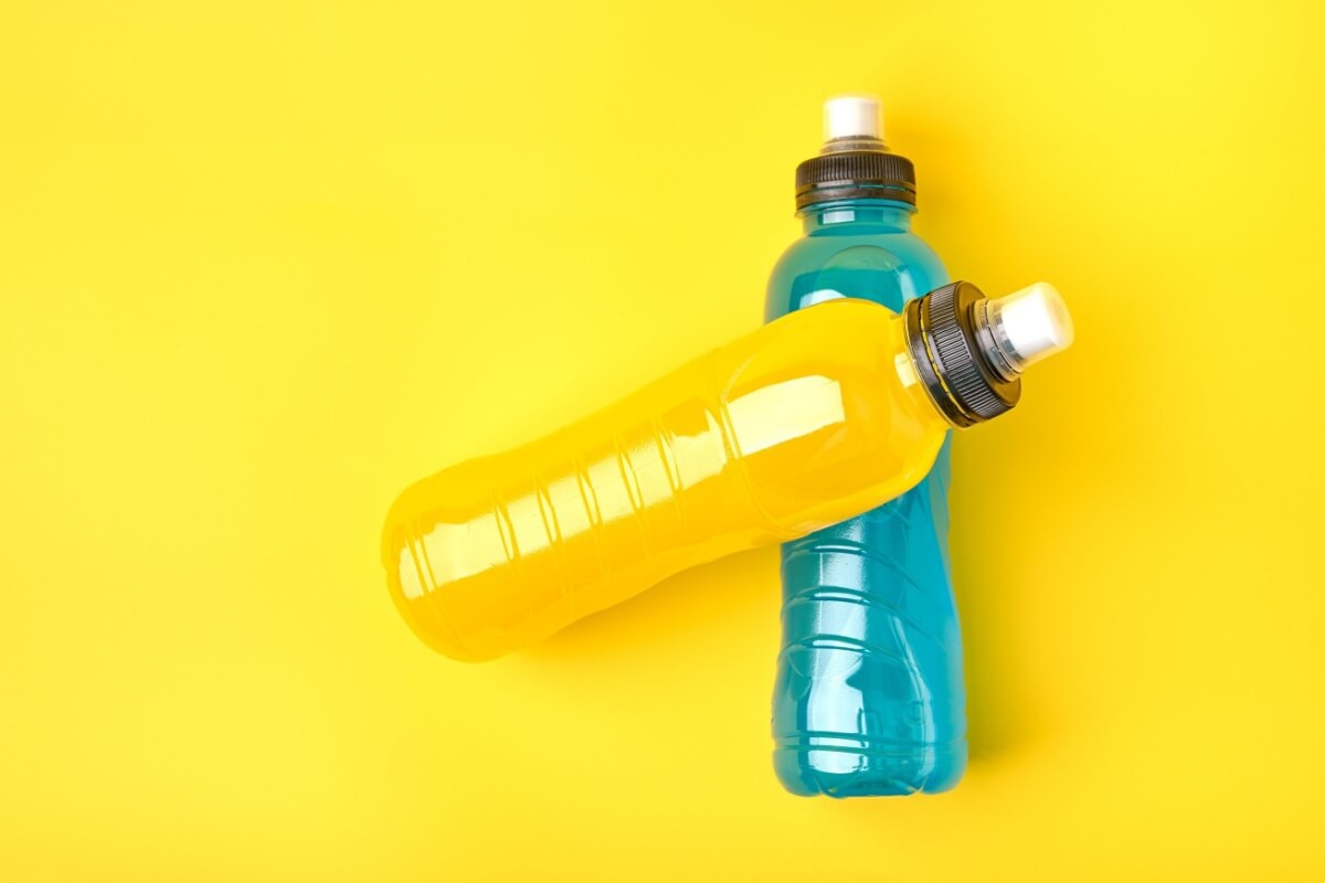 Apesar de parecem iguais, o isotônico e o energético têm finalidades e composições diferentes