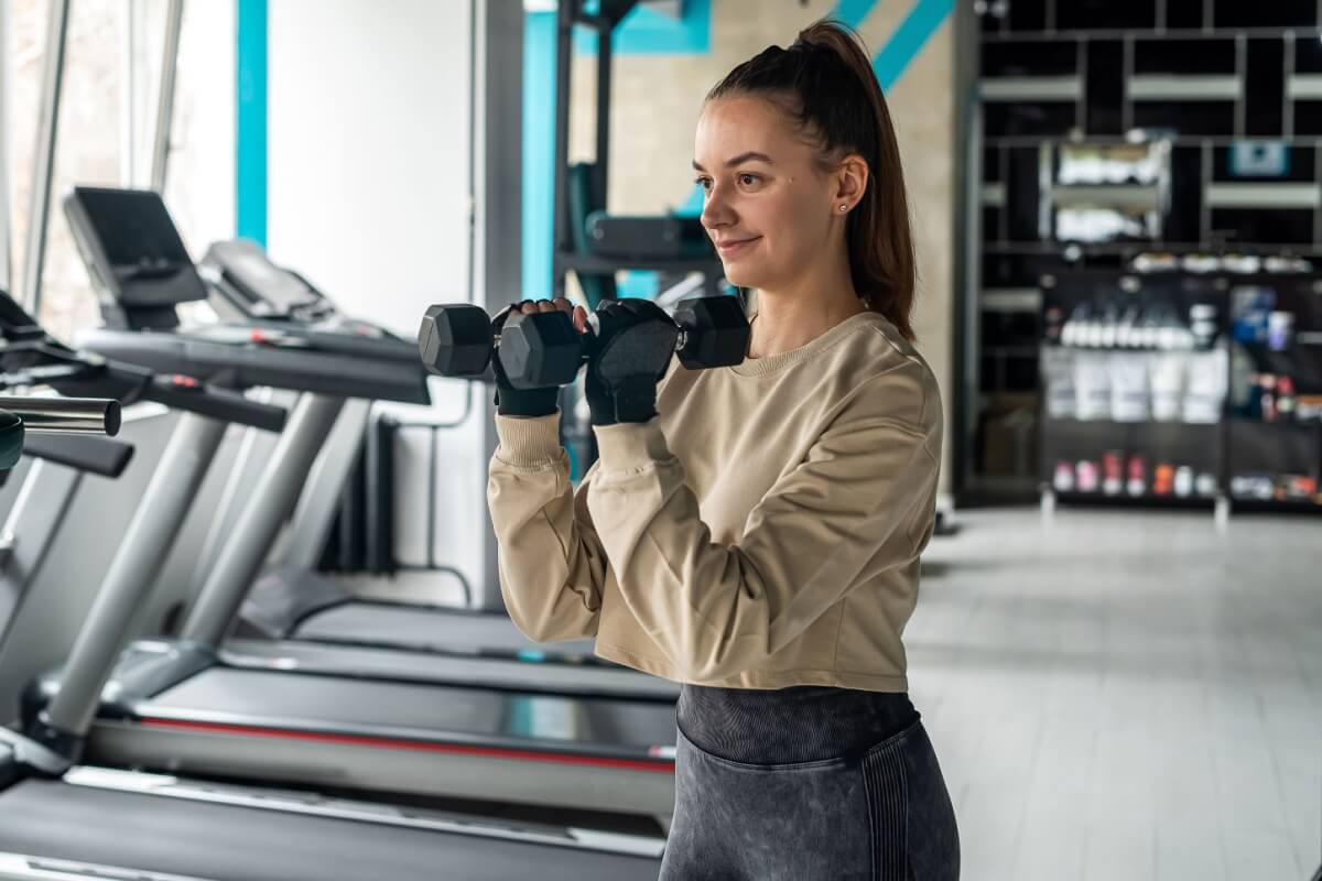 Busca por aulas de musculação registra aumento expressivo entre as mulheres