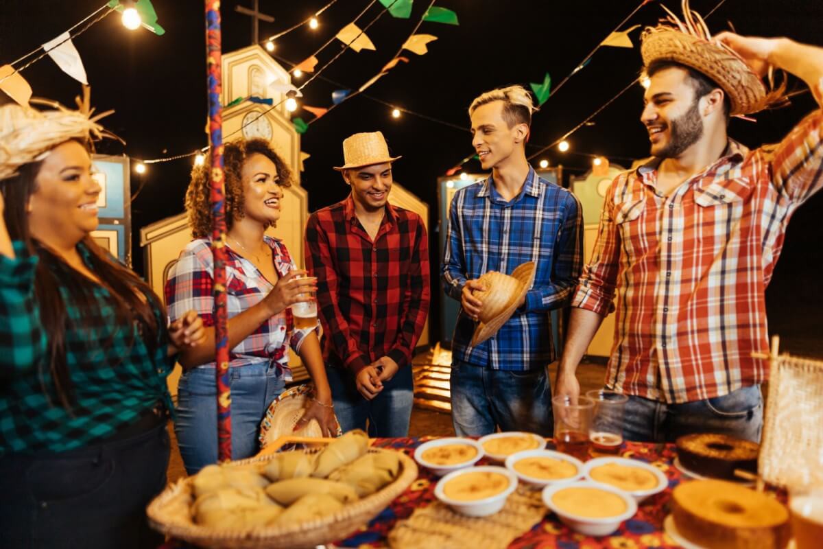 Com pequenas substituições, é possível adaptar a mesa junina e garantir que todos — inclusive quem tem alergias — possam curtir as delícias
