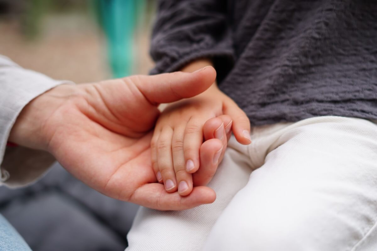 Comum na infância, a síndrome mão-pé-boca pode afetar diretamente a alimentação e a saúde bucal