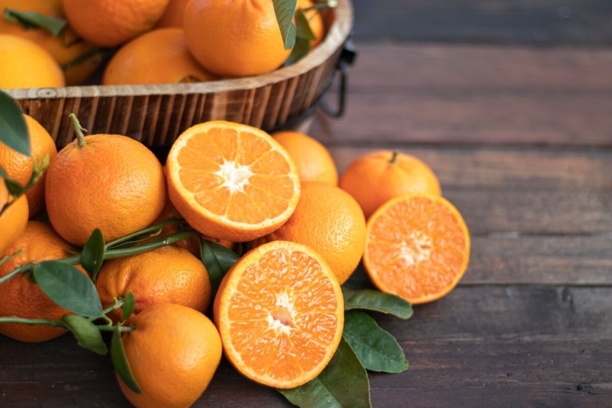 O consumo regular de laranja pode trazer diversos benefícios para a saúde