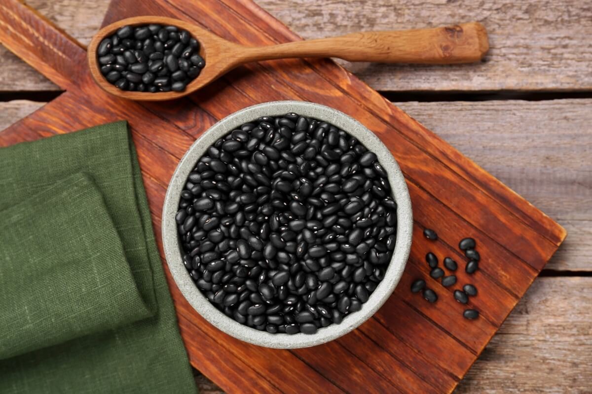 Feijão-preto é um dos alimentos que ficaram mais baratos nos últimos 12 meses