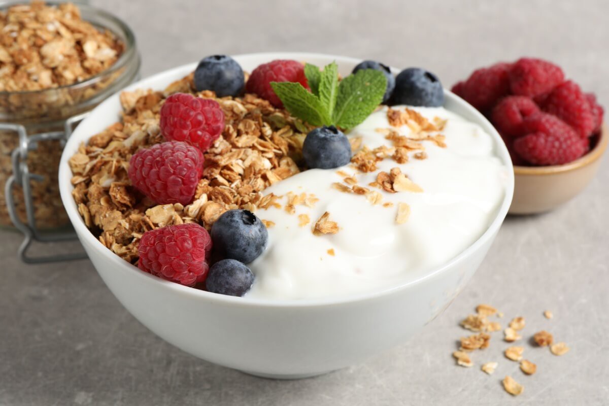 O iogurte é rico em nutrientes que trazem diversos benefícios para o bom funcionamento do organismo