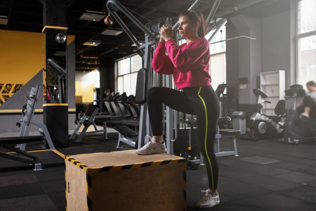Os exercícios de fortalecimento aumentam a força muscular e a estabilidade do corpo