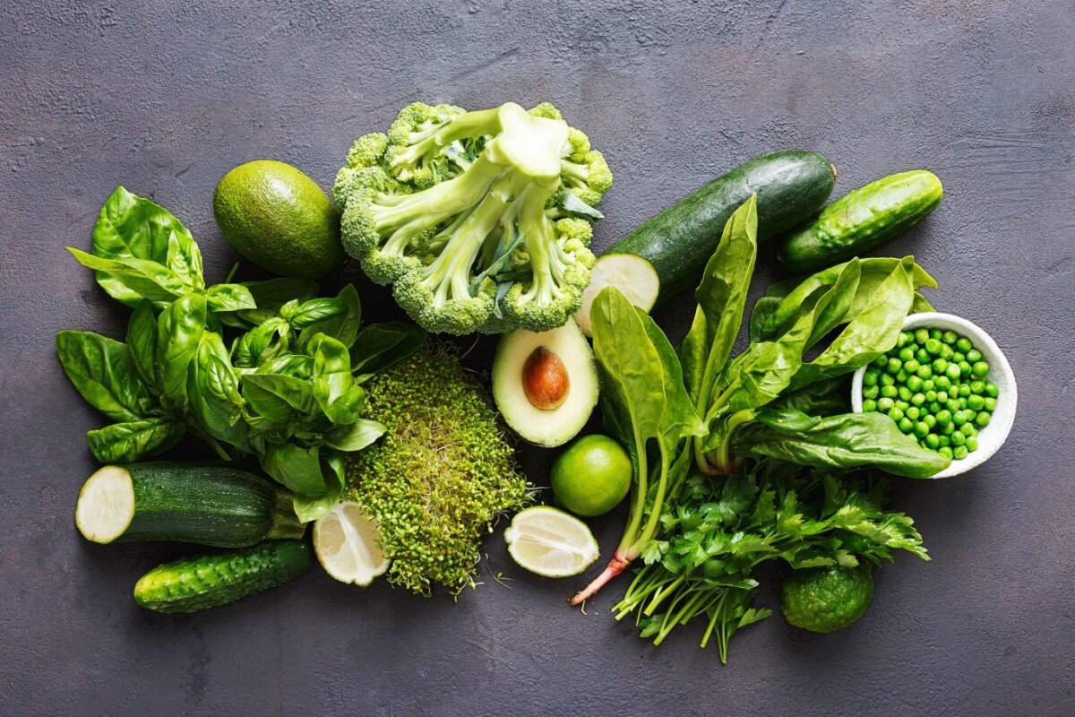 Os vegetais verde-escuros são ricos em nutrientes que aumentam a saúde física e mental do corpo