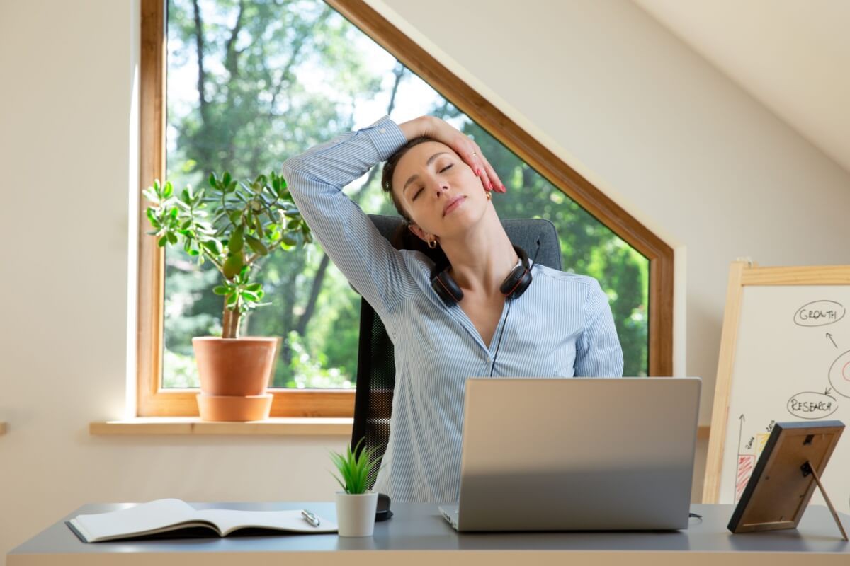 Pequenas pausas para praticar exercícios leves durante o expediente auxiliam a saúde física e mental