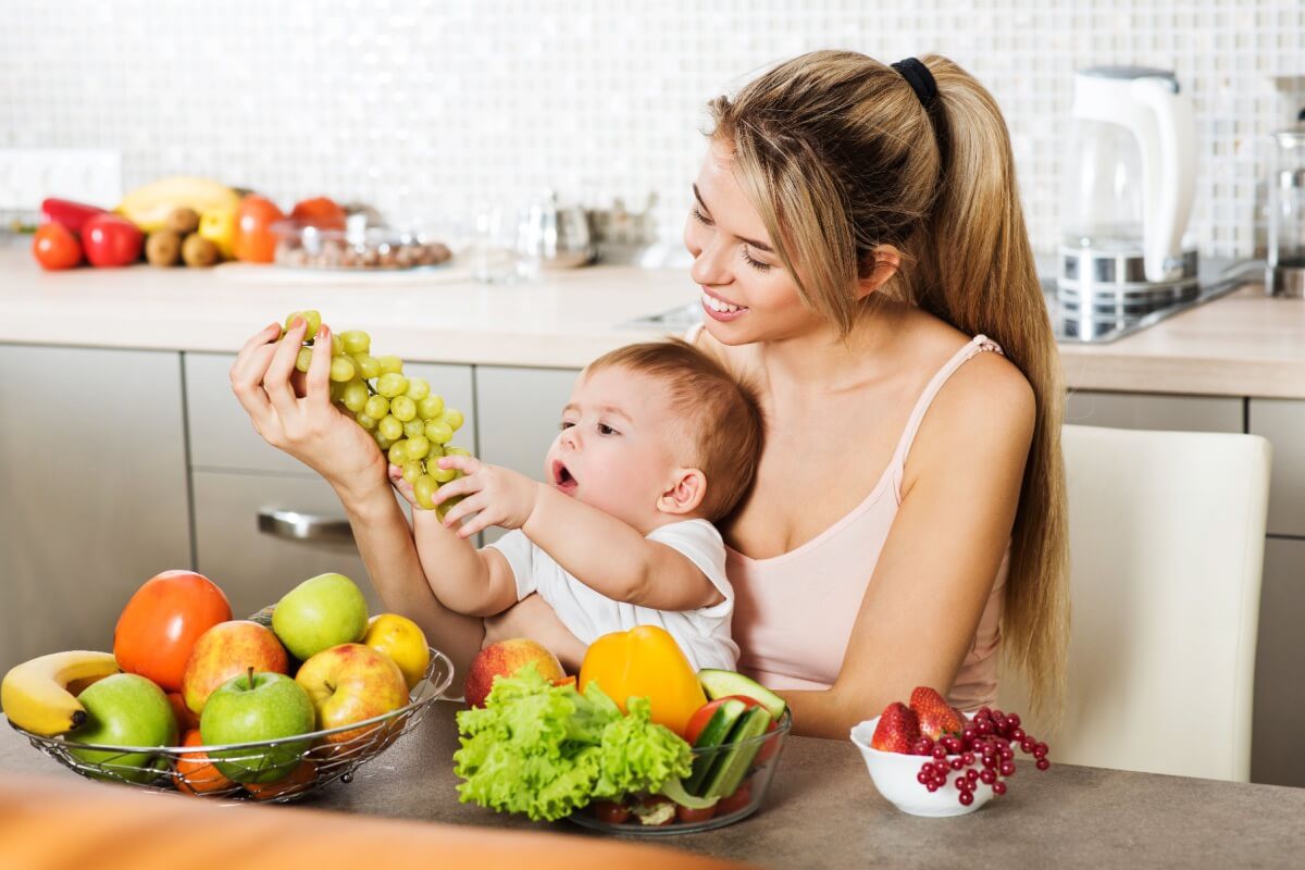 Uma dieta equilibrada, com fibras, fornece os nutrientes necessários para um bom funcionamento do sistema digestivo