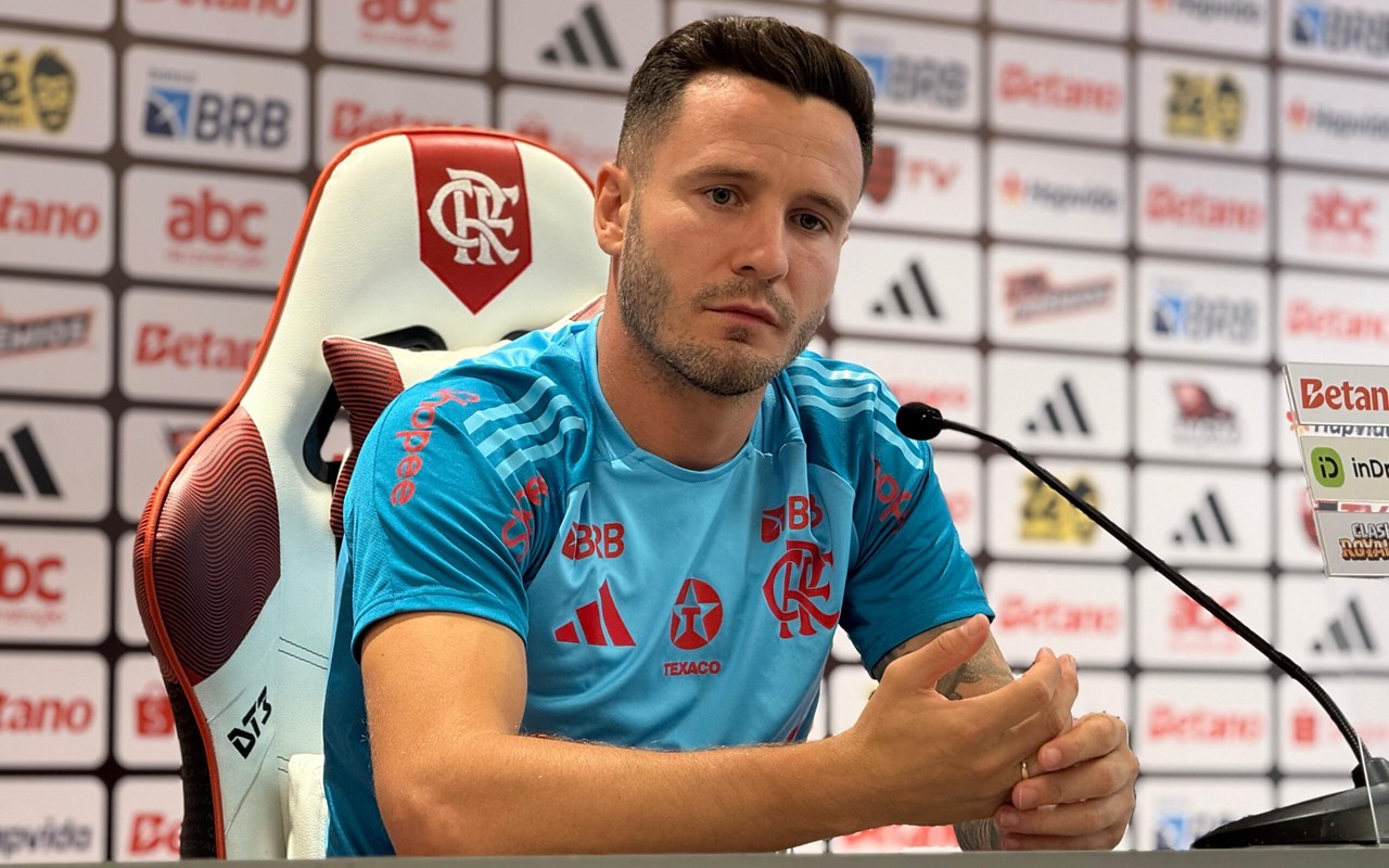 Saúl em coletiva do Flamengo (Foto: Lucas Bayer)