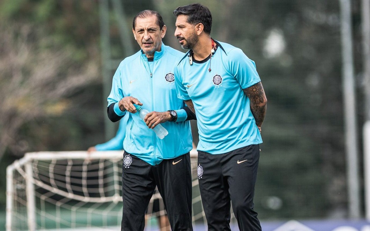 Ramón Díaz e o filho Emiliano em treino do Olimpia (Foto: Divulgação/Olimpia)