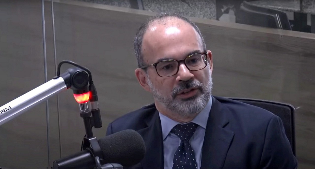 Secretário de Estado de Fazenda, Luiz Claudio Gomes, alega que o governo não pode esperar a conclusão de propostas alternativas para negociação da dívida