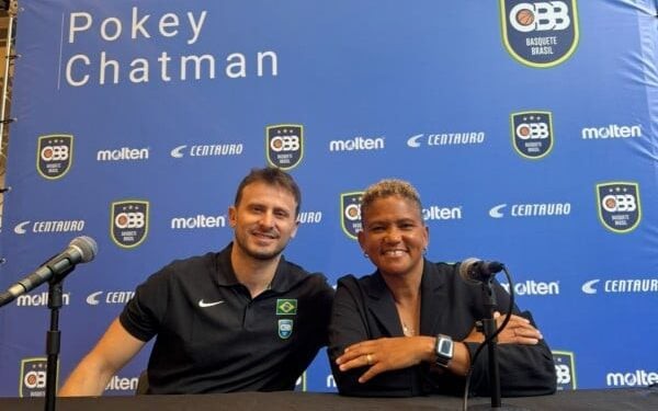 Bruno Valentin (Diretor de Seleções) e Pokey Chatman (técnica da Seleção feminina) durante entrevista coletiva, em São Paulo. (Foto: Divulgação/CBB)