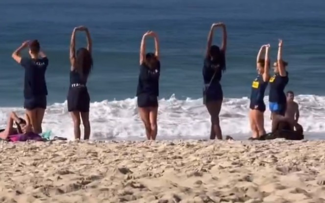 Seleção da Itália em praia do Rio de Janeiro (Foto: Reprodução / X)