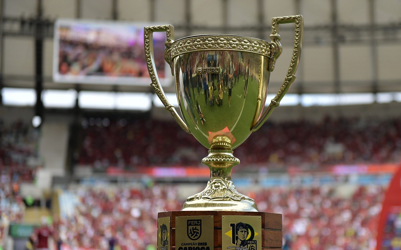 Troféu do Campeonato Carioca 2025 (Foto: Thiago Ribeiro/AGIF)