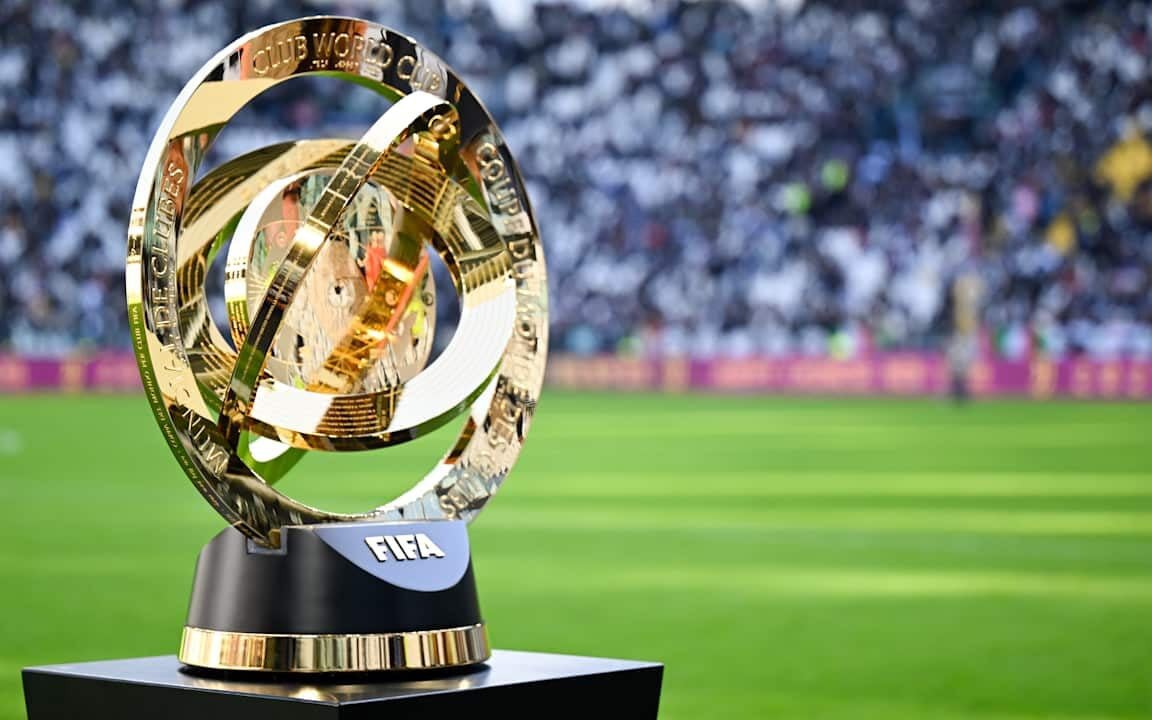 Troféu do Mundial de Clubes exposto em jogo da Juventus, na Itália (Foto: Divulgação/Juventus)
