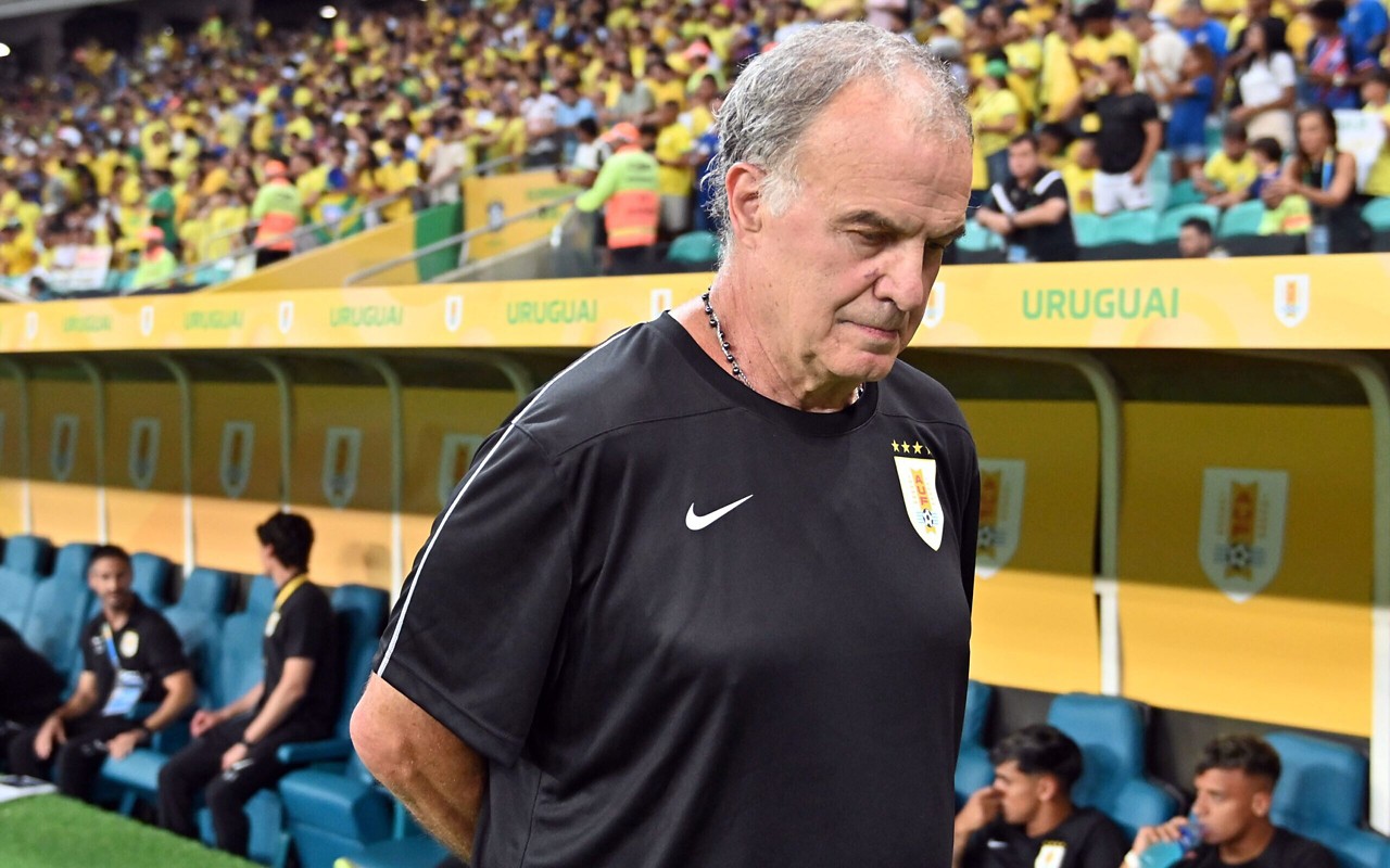 Marcelo Bielsa em Brasil x Uruguai pelas Eliminatórias Sul-Americanas da Copa do Mundo 2026 (Foto: Walmir Cirne/AGIF)