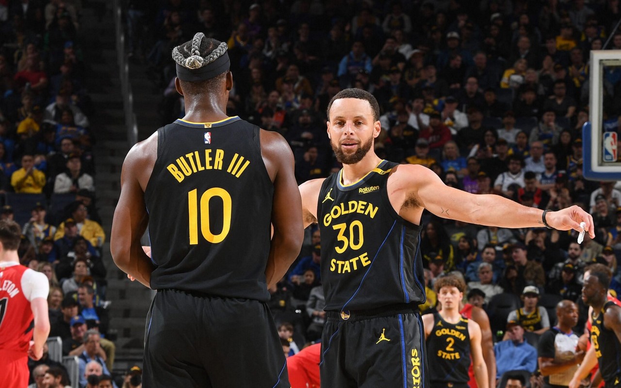 Jimmy Butler e Stephen Curry em jogo do Golden State Warriors (Foto: Noah Graham/NBAE via Getty Images/AFP)