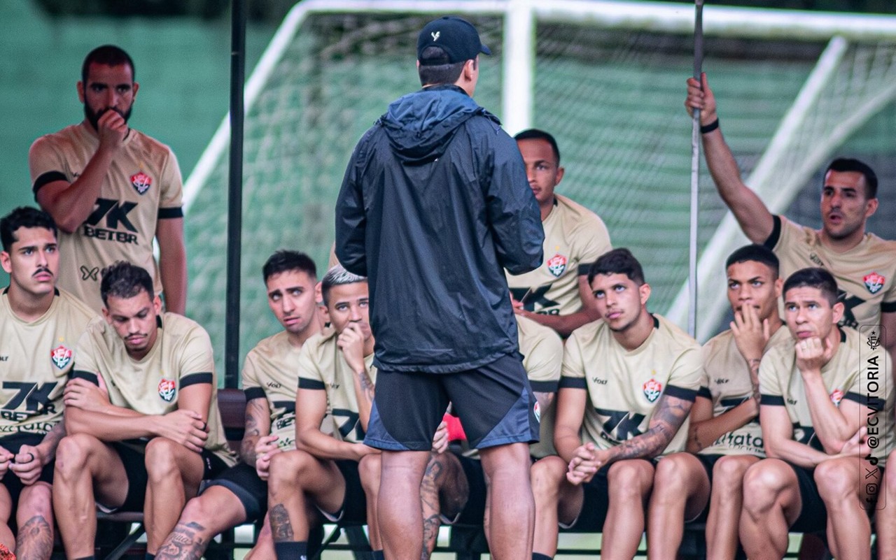 Thiago Carpini comanda treino do Vitória no Barradão (Foto: Victor Ferreira / EC Vitória)